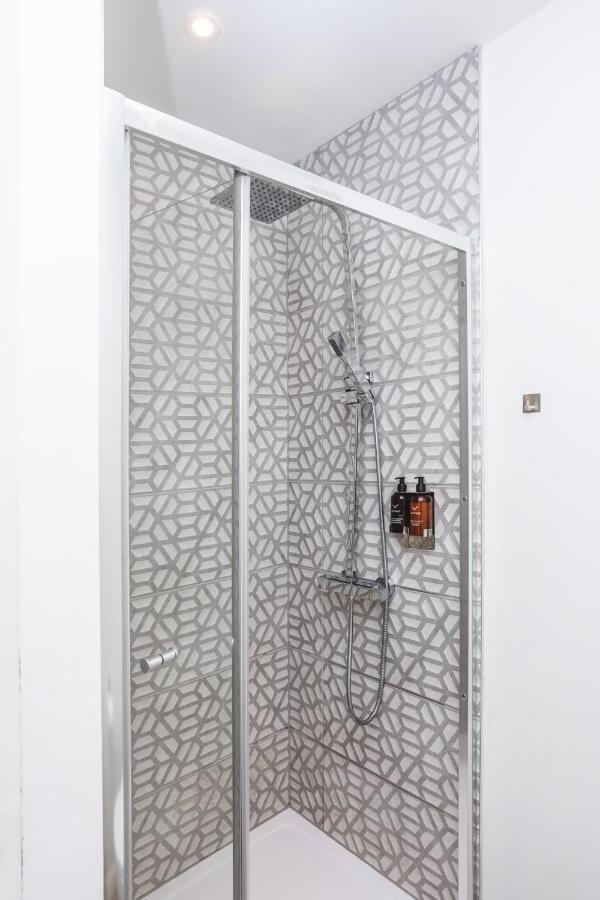 Modern Apartment Within City Walls, Parking Chester Buitenkant foto